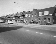 856929 Gezicht op de huizen Amsterdamsestraatweg 653 (rechts) -hoger te Utrecht, met geheel rechts de hoek met de ...